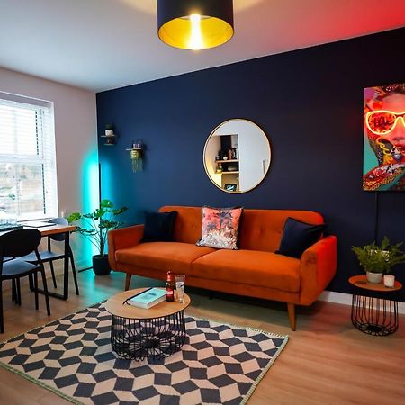 Neon Road At Park House Peterborough City Centre Apartment Luaran gambar