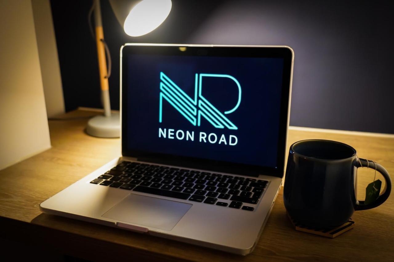 Neon Road At Park House Peterborough City Centre Apartment Luaran gambar