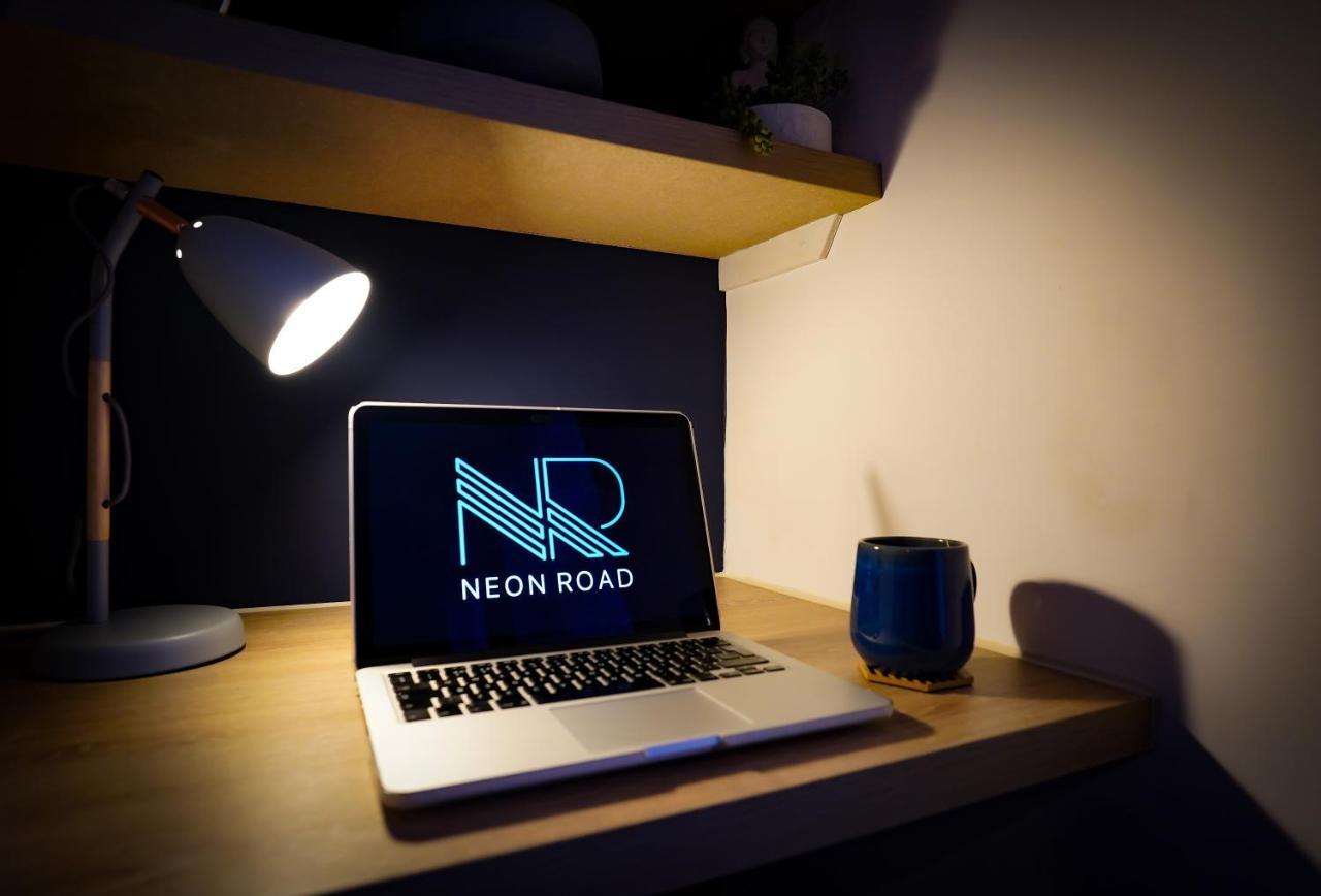 Neon Road At Park House Peterborough City Centre Apartment Luaran gambar