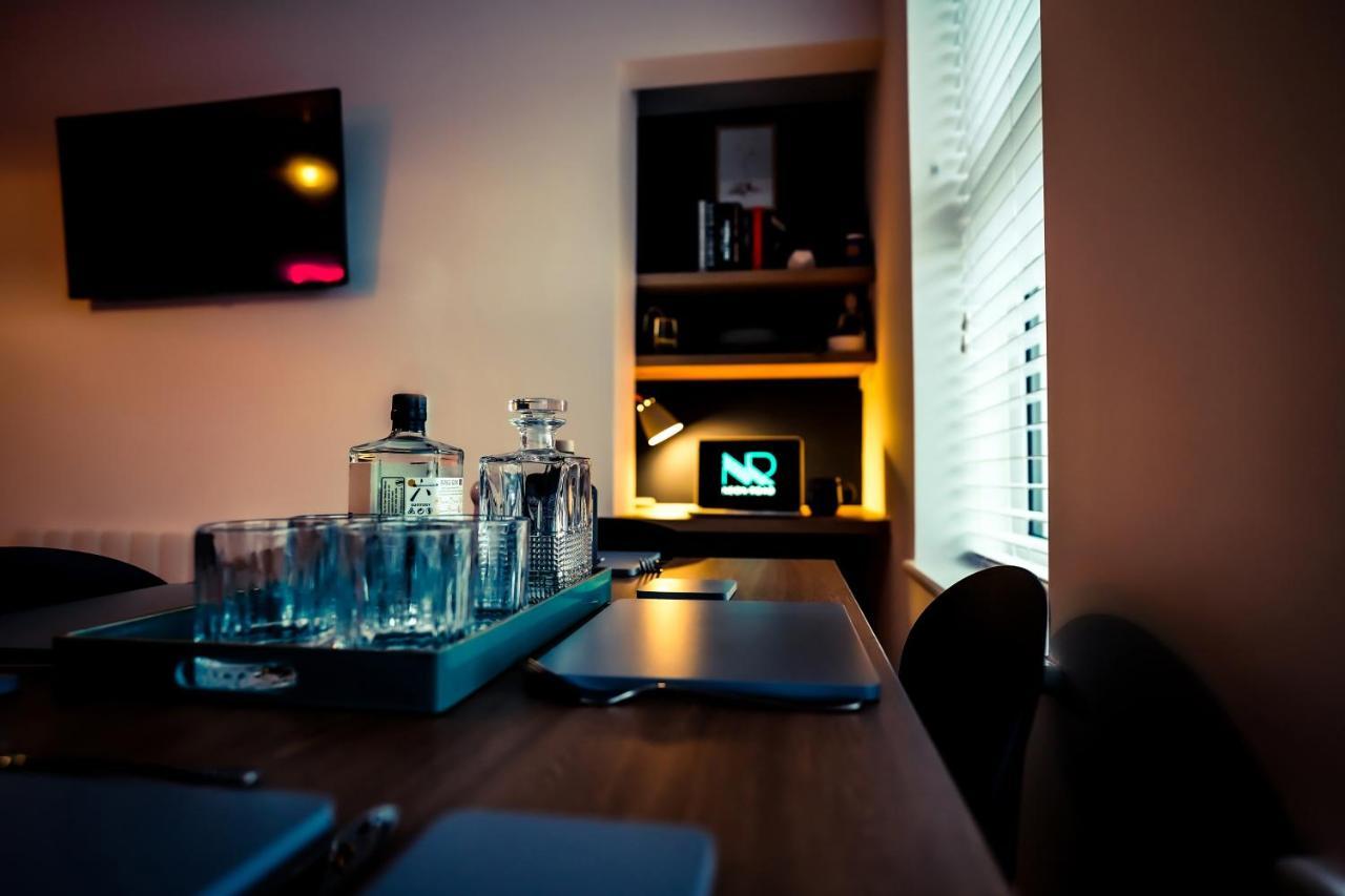 Neon Road At Park House Peterborough City Centre Apartment Luaran gambar
